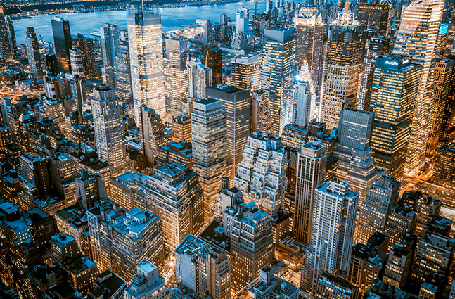 Proč musí malý benzínový motor při startování tahat vzduchová dvířka, ale auto ne?